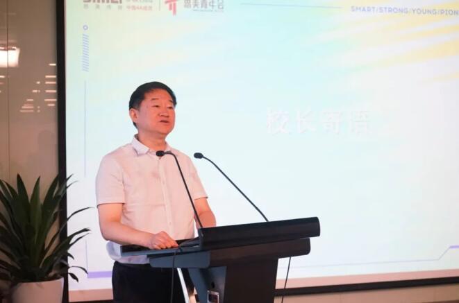 �����������ŵ�ί��ǡ����³��ζ���ϯ�ڰ˽�˼������Ὺ����ʽ