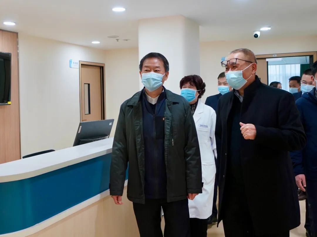 �Ĵ�ʡ�����������ŵ�ί��ǡ����³��ζ��ʶӸ����뼯�ŵ���